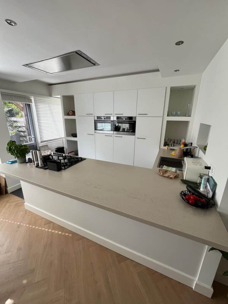 Moderne keukenrenovatie in Warnsveld met witte fronten en Dekton werkblad in de kleur Danae