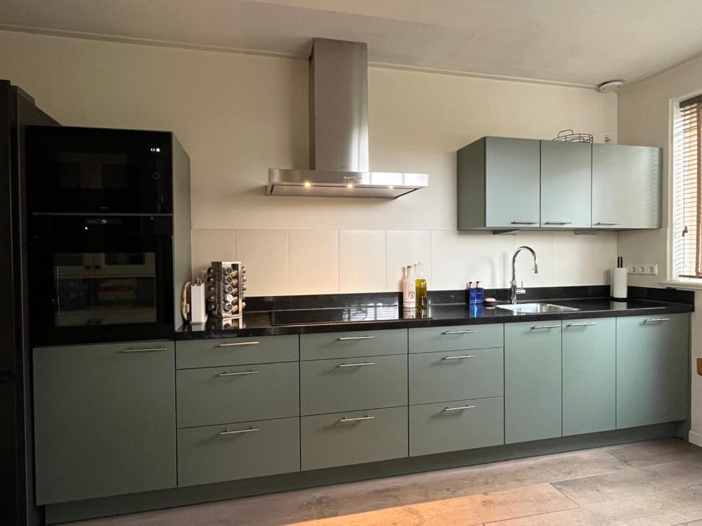 Keukenrenovatie groene fronten.