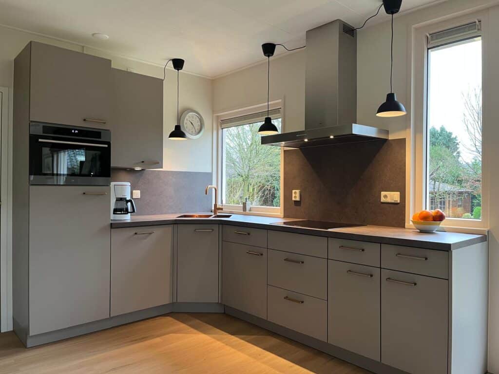 Keukenrenovatie met Dekton werkblad in moderne witte keuken – Warnsveld