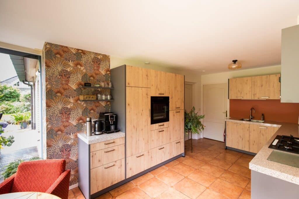 Houtlook keuken met composiet aanrechtblad en vaatwasser op hoogte