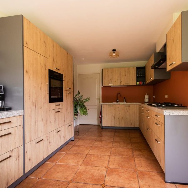 Houtlook keuken met composiet aanrechtblad en vaatwasser op hoogte