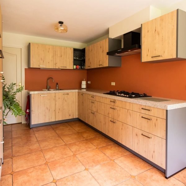 Houtlook keuken met composiet aanrechtblad