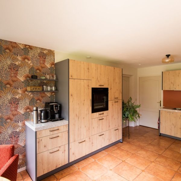 Houtlook keuken met composiet aanrechtblad en vaatwasser op hoogte
