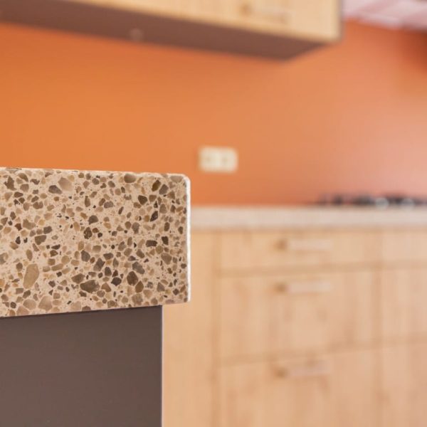 houtlook keuken met composiet detailfoto composiet terrazzo-look