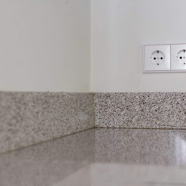 Detailfoto van de spatranden van composiet met terrazzo charme