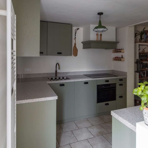 Landelijke keuken met terrazzo aanrechtblad en houten fronten