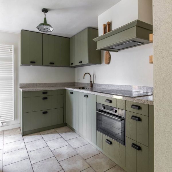 Landelijke keuken met terrazzo aanrechtblad en houten fronten